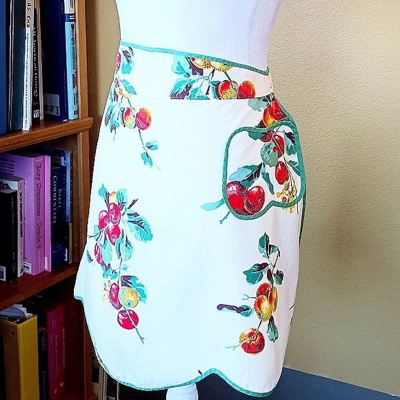 VINTAGE Handmade Apron Apples Linen Mcm White Green Scalloped Trim 50s 60s - Picture 2 of 9